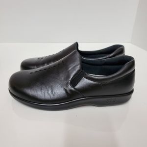 BRAND NEW WITHOUT TAGS!  LADIES LEATHER SAS SHOES
